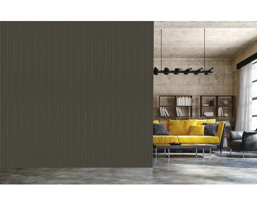 Salon moderne avec mur rainuré, canapé et bibliothèque