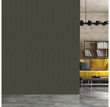 Intérieur avec des panneaux muraux, un canapé, une bibliothèque et une lampe