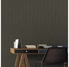 Scène avec bureau, livres, machine à écrire et mur rainuré