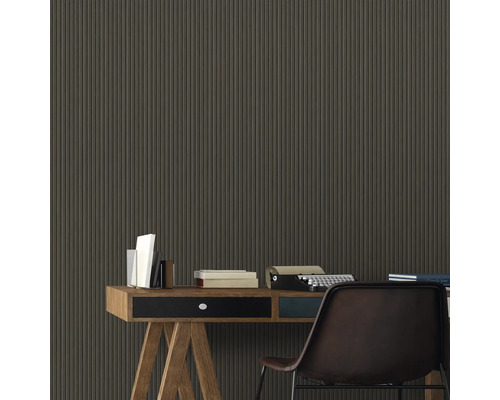 Scène avec bureau, livres, machine à écrire et mur rainuré