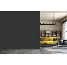 Salon avec mur ondulé, canapé et bibliothèque