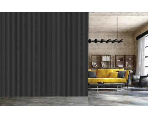 Salon avec mur ondulé, canapé et bibliothèque