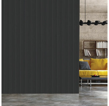 Salon avec lambris cannelé, canapé et bibliothèque.