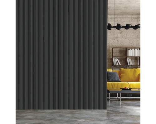 Salon avec lambris cannelé, canapé et bibliothèque.