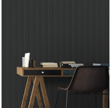 Pièce avec bureau, chaise, livres et papier peint à rayures