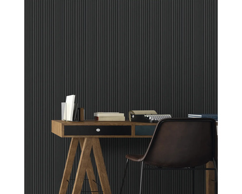 Pièce avec bureau, chaise, livres et papier peint à rayures