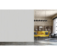 Salon avec mur lambrissé, canapé et bibliothèque