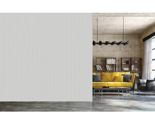 Salon avec mur lambrissé, canapé et bibliothèque