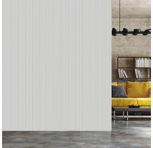 Pièce lumineuse avec panneau mural cannelé, canapé et bibliothèque