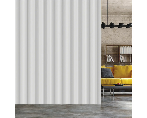 Pièce lumineuse avec panneau mural cannelé, canapé et bibliothèque