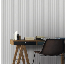 Scène avec bureau, chaise et papier peint mural à rayures