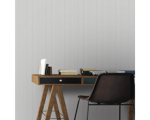 Scène avec bureau, chaise et papier peint mural à rayures