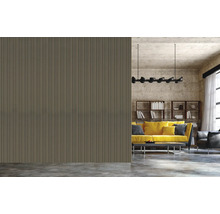 Salon moderne avec mur de panneaux acoustiques, canapé jaune et bibliothèque