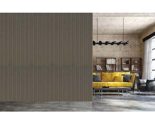 Salon moderne avec mur de panneaux acoustiques, canapé jaune et bibliothèque