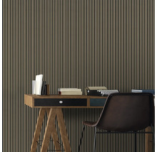 Aménagement de pièce avec bureau, chaise et papier peint à rayures