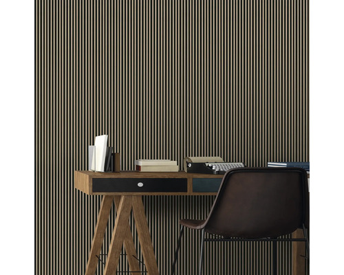 Aménagement de pièce avec bureau, chaise et papier peint à rayures