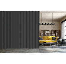 Salon moderne avec mur de lattes gris, canapé jaune et étagères