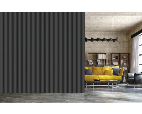 Salon moderne avec mur de lattes gris, canapé jaune et étagères