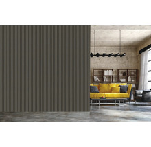 Salon avec panneaux muraux, canapé et bibliothèque