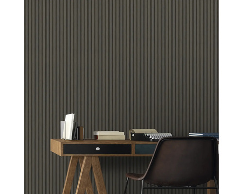 Intérieur décoratif avec bureau et revêtement mural rainuré