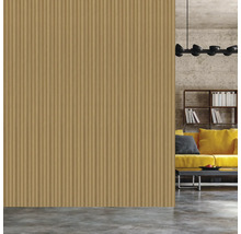 Intérieur avec lambris en bois rainuré, canapé, étagère et suspension