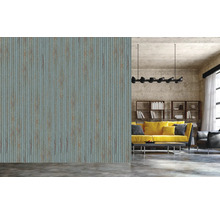 Salon décoratif avec papier peint aspect tôle ondulée et canapé jaune