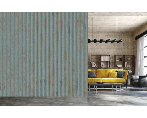 Salon décoratif avec papier peint aspect tôle ondulée et canapé jaune