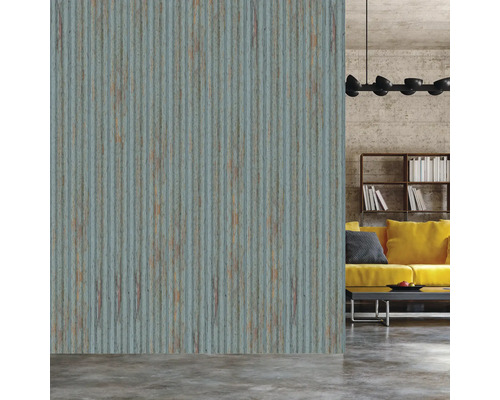 Espace de vie avec revêtement mural aspect bois et ameublement