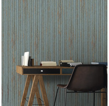 Scène de bureau avec bureau, chaise et papier peint à lambris en bois