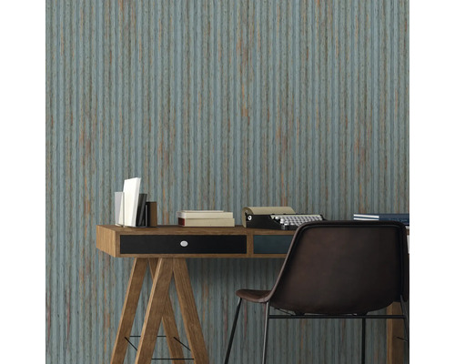 Scène de bureau avec bureau, chaise et papier peint à lambris en bois