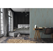 Chambre à coucher avec lit, bureau et papier peint à motifs