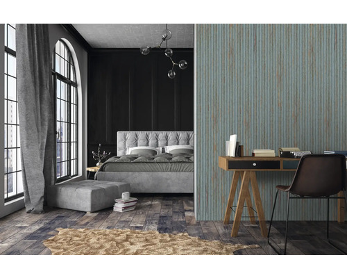 Chambre à coucher avec lit, bureau et papier peint à motifs