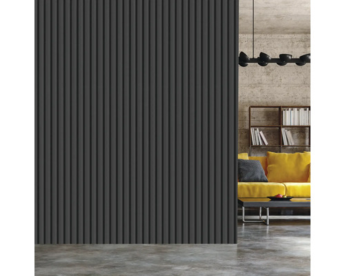 Photo d''intérieur d''une pièce avec un mur de panneaux, un canapé, une étagère et une lampe