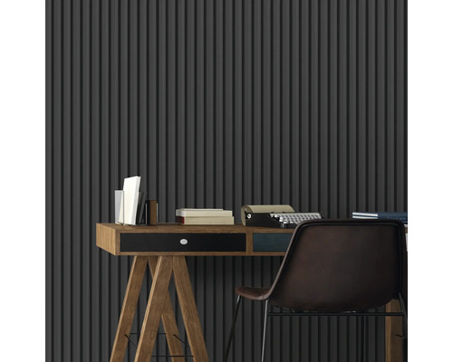 Scène avec bureau, livres, machine à écrire et chaise devant un mur à rayures