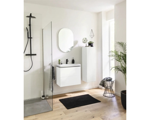Salle de bains moderne avec douche, lavabo, miroir et armoire