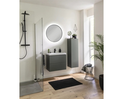 Modernes Badezimmer mit Dusche, Waschbeckenunterschrank, Spiegelschrank und Badteppich.