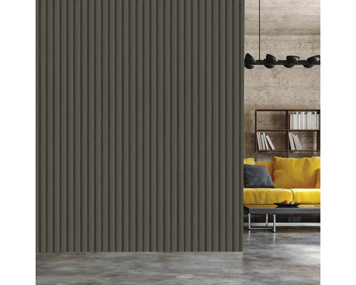 Panneau mural avec rainures verticales dans une pièce à vivre