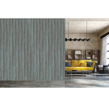 Salon avec un papier peint mural à structure bois derrière un canapé jaune.