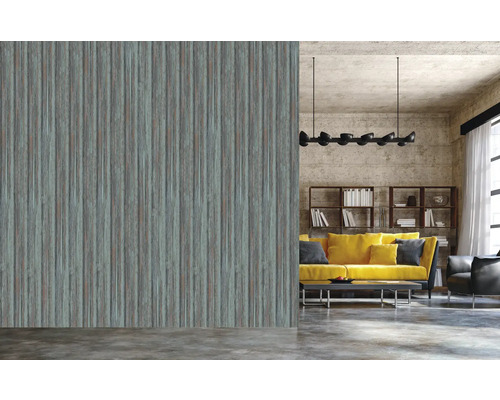 Salon avec un papier peint mural à structure bois derrière un canapé jaune.