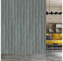 Salon avec papier peint imitation bois