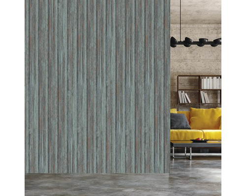 Salon avec papier peint imitation bois