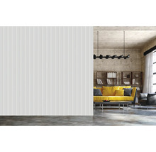 Lambris dans un salon avec canapé et étagères