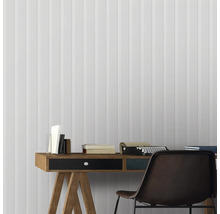 Bureau avec machine à écrire, livres et papier peint rayé