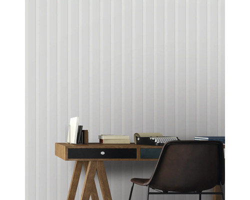 Bureau avec machine à écrire, livres et papier peint rayé