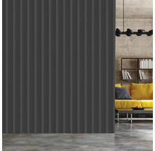 Salon avec revêtement mural à rainures verticales, canapé et bibliothèque