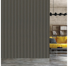 Salon avec mur à panneaux gris et canapé jaune