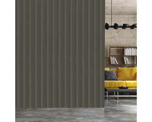 Salon avec mur à panneaux gris et canapé jaune