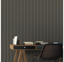 Scène avec bureau, chaise et papier peint à rayures verticales