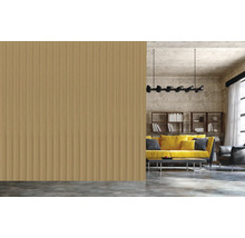 Salon avec mur en lambris, canapé et bibliothèque