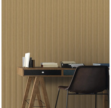 Scène avec bureau, chaise et lambris